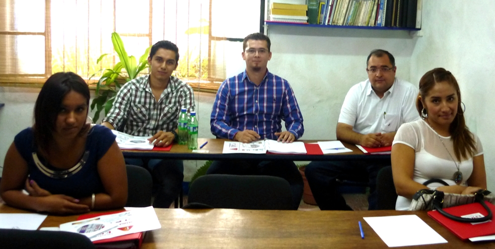 Grupo de Gerentes, ejecutivos y vendedores de Alica Automotríz, en Tepic, Nay.